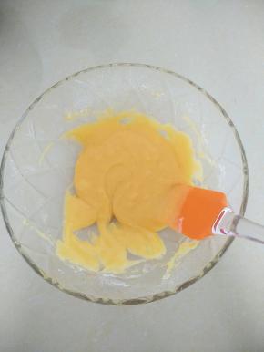 用刮刀拌匀至无干粉，备用。