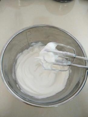 接着打至把碗倒扣，不易流出的状态。