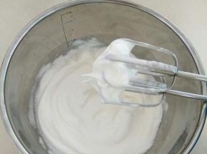 接着打至把碗倒扣，不易流出的状态。