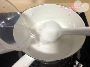 8、加入150ml饮用水，小火加热，边加热边搅拌。成浓稠状态时迅速倒入装好down的杯子上面。动作一定要快，凝固了表面就不光滑了。
