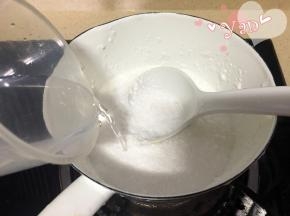 8、加入150ml饮用水，小火加热，边加热边搅拌。成浓稠状态时迅速倒入装好down的杯子上面。动作一定要快，凝固了表面就不光滑了。