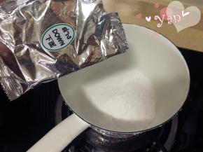 4、把down粉倒入奶锅里。