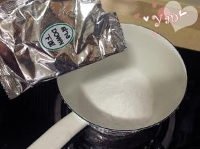 4、把down粉倒入奶锅里。