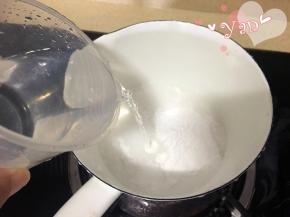 5、加入150ml饮用水，小火加热，边加热边搅拌。