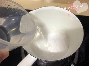 5、加入150ml饮用水，小火加热，边加热边搅拌。