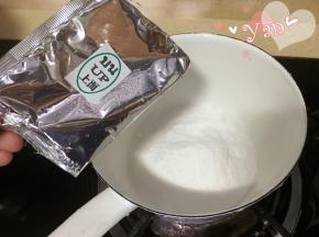 7、再把up粉放入奶锅里。
