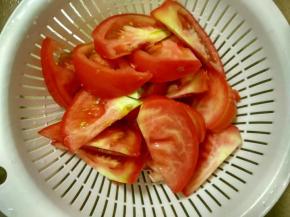 西红柿洗净切成月牙形。