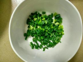 葱切葱花备用。