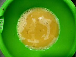 鸡蛋磕入碗加少许盐均匀。