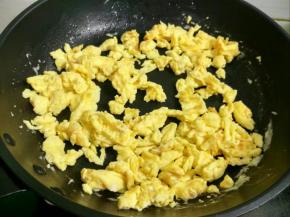 热锅倒入适量植物油烧七成热，倒入鸡蛋液炒散炒熟盛出备用。