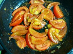 锅里再加少许植物油烧八成热，倒入西红柿炒快熟。