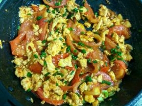 倒入鸡蛋翻炒均匀，加入盐，白糖，鸡精和胡椒粉翻炒均匀，再撒上葱花翻炒均匀即可出锅。