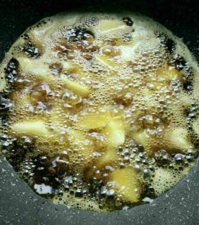 放入土豆炸至表面金黄