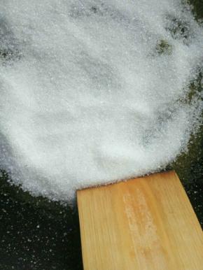 然后锅里留一点油，放入白砂糖翻炒