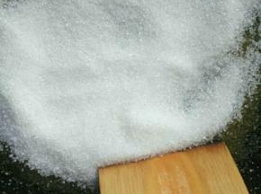 然后锅里留一点油，放入白砂糖翻炒