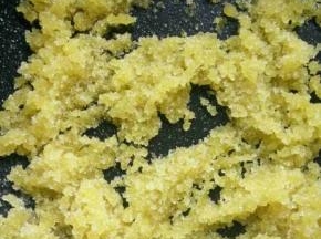 切记是小火，不停翻炒