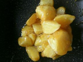 然后土豆放进去快速翻炒，裹满糖衣