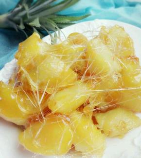 关火出锅，把锅里剩余的糖趁着余温拉成丝围在土豆上面即可