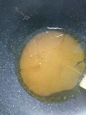 一直炒到白糖融化起小泡