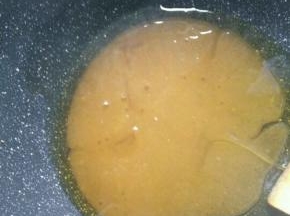 一直炒到白糖融化起小泡