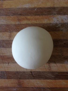 加水揉成光滑的面团 装入保鲜袋备用