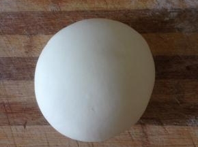 加水揉成光滑的面团 装入保鲜袋备用