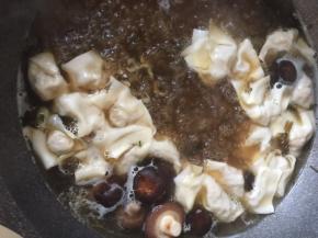 用香菇 葱花加少许油炝锅 加少许酱油和蚝油 填水煮开 下入馄饨 煮至馄饨飘起 再滚几分钟 撒上香菜 即可出锅