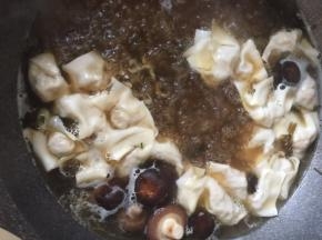 用香菇 葱花加少许油炝锅 加少许酱油和蚝油 填水煮开 下入馄饨 煮至馄饨飘起 再滚几分钟 撒上香菜 即可出锅