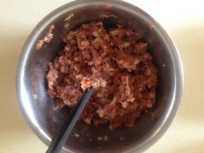 肉馅洗干净沥干水分 放入酱油 胡椒粉 花椒粉 盐 顺一个方向搅打上劲 放一边入味