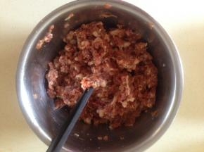 肉馅洗干净沥干水分 放入酱油 胡椒粉 花椒粉 盐 顺一个方向搅打上劲 放一边入味