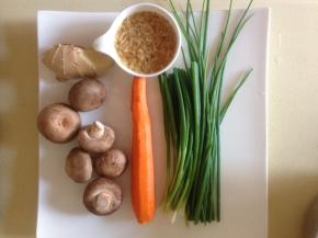 葱姜 香菇 小虾米洗净 胡萝卜洗净去皮