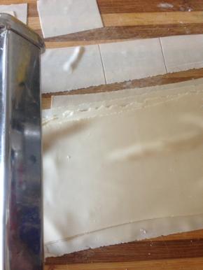 取醒好的面团 面板上撒适量淀粉 擀成长方形薄片 尽量薄 我用压面机压的