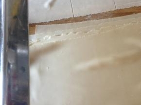 取醒好的面团 面板上撒适量淀粉 擀成长方形薄片 尽量薄 我用压面机压的