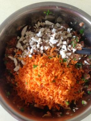 加入胡萝卜和香菇丁