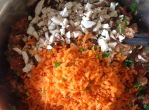 加入胡萝卜和香菇丁