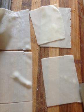 压好（擀好）的皮 切成合适大小的方块 面皮可以透出面板的纹路哦