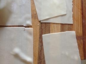 压好（擀好）的皮 切成合适大小的方块 面皮可以透出面板的纹路哦