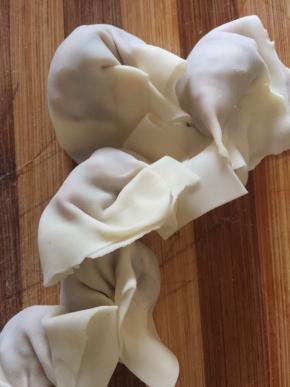 取一个皮包入适量馅料捏紧