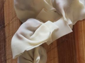 取一个皮包入适量馅料捏紧