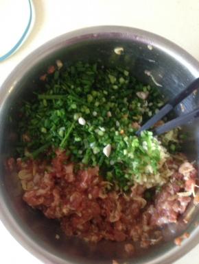 加入葱姜末顺着刚才的方向搅匀