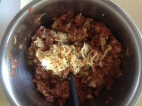 肉馅加入洗净沥干水的小虾米搅匀