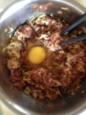 肉馅里加入鸡蛋 顺一个方向搅匀