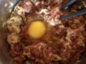 肉馅里加入鸡蛋 顺一个方向搅匀