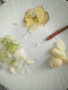 准备好葱姜蒜，料越多越好吃