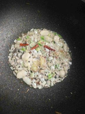 放入花椒，葱姜蒜辣椒，炒出香味