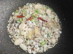 放入花椒，葱姜蒜辣椒，炒出香味