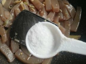 放入适量的盐
