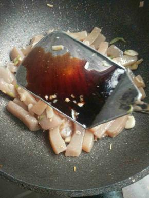 放入适量的酱油