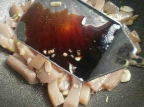 放入适量的酱油