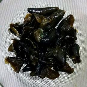 干木耳温水泡发，冲洗干净，沥干水份备用